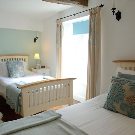 Kings Arms Hotel 애버게이브니 외부 사진
