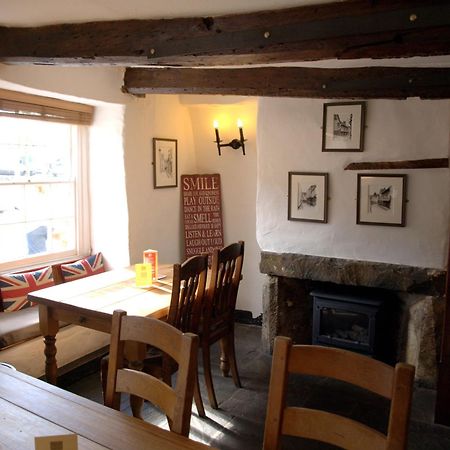 Kings Arms Hotel 애버게이브니 외부 사진