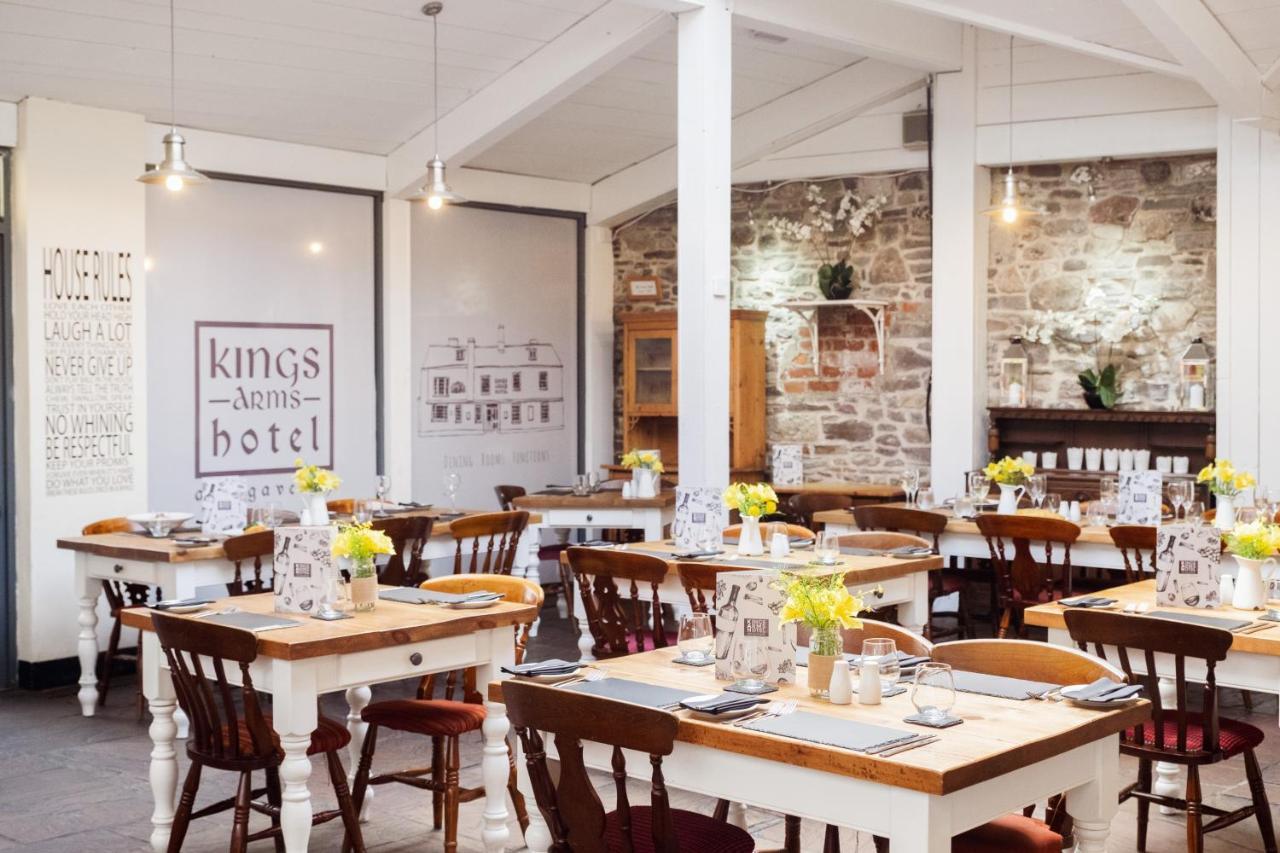 Kings Arms Hotel 애버게이브니 외부 사진