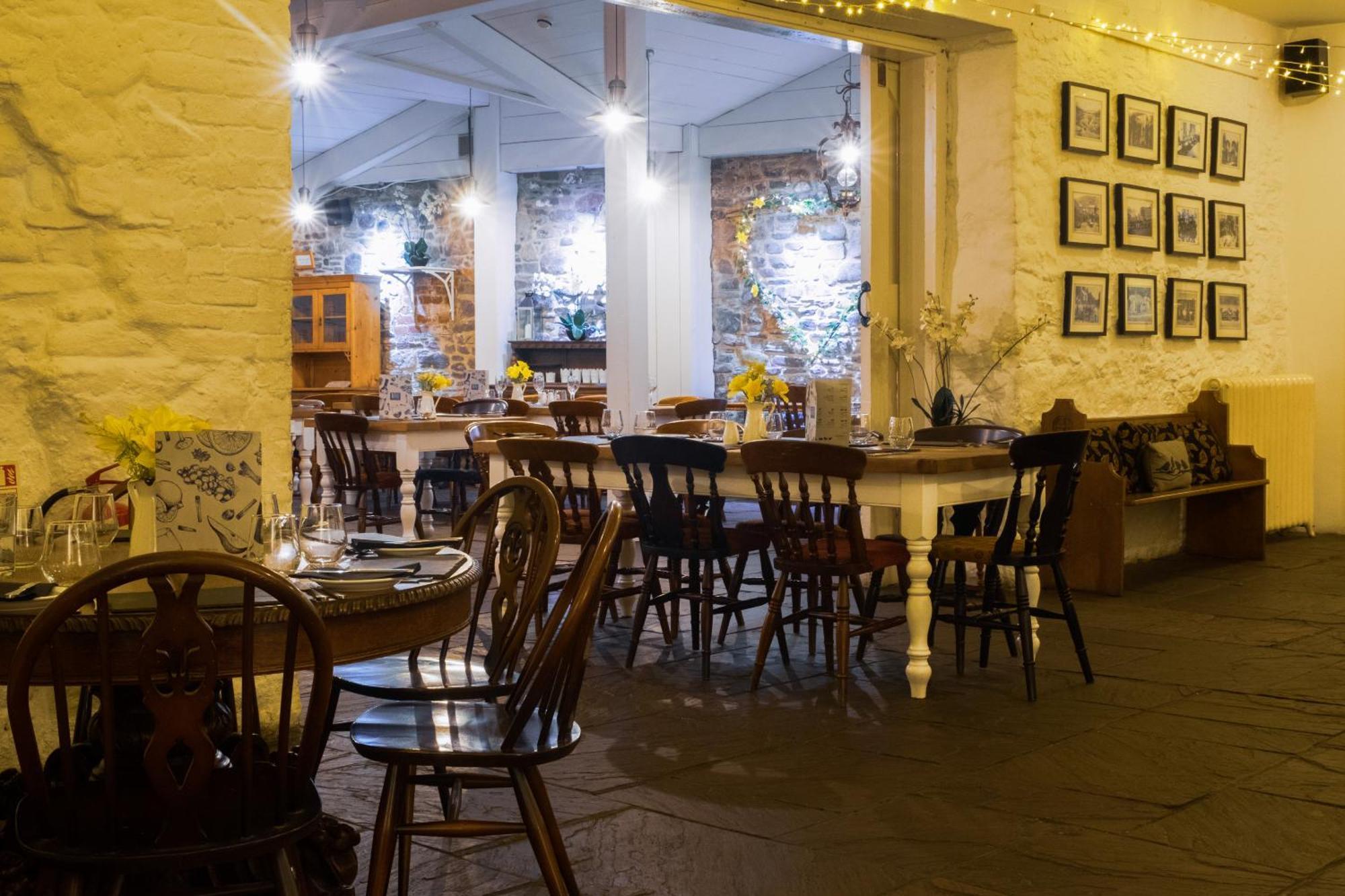 Kings Arms Hotel 애버게이브니 외부 사진