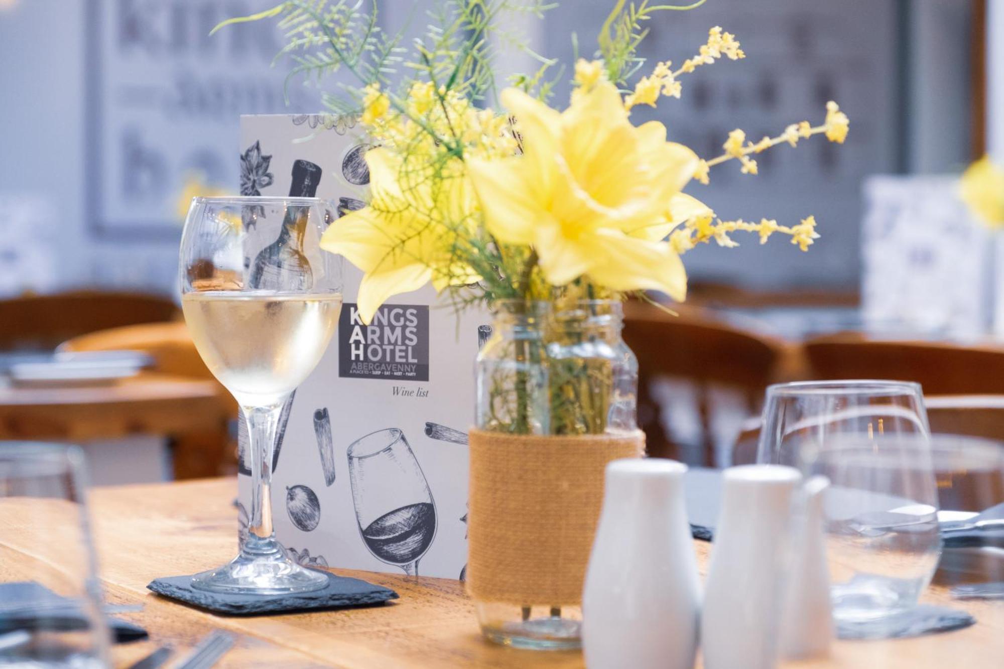 Kings Arms Hotel 애버게이브니 외부 사진