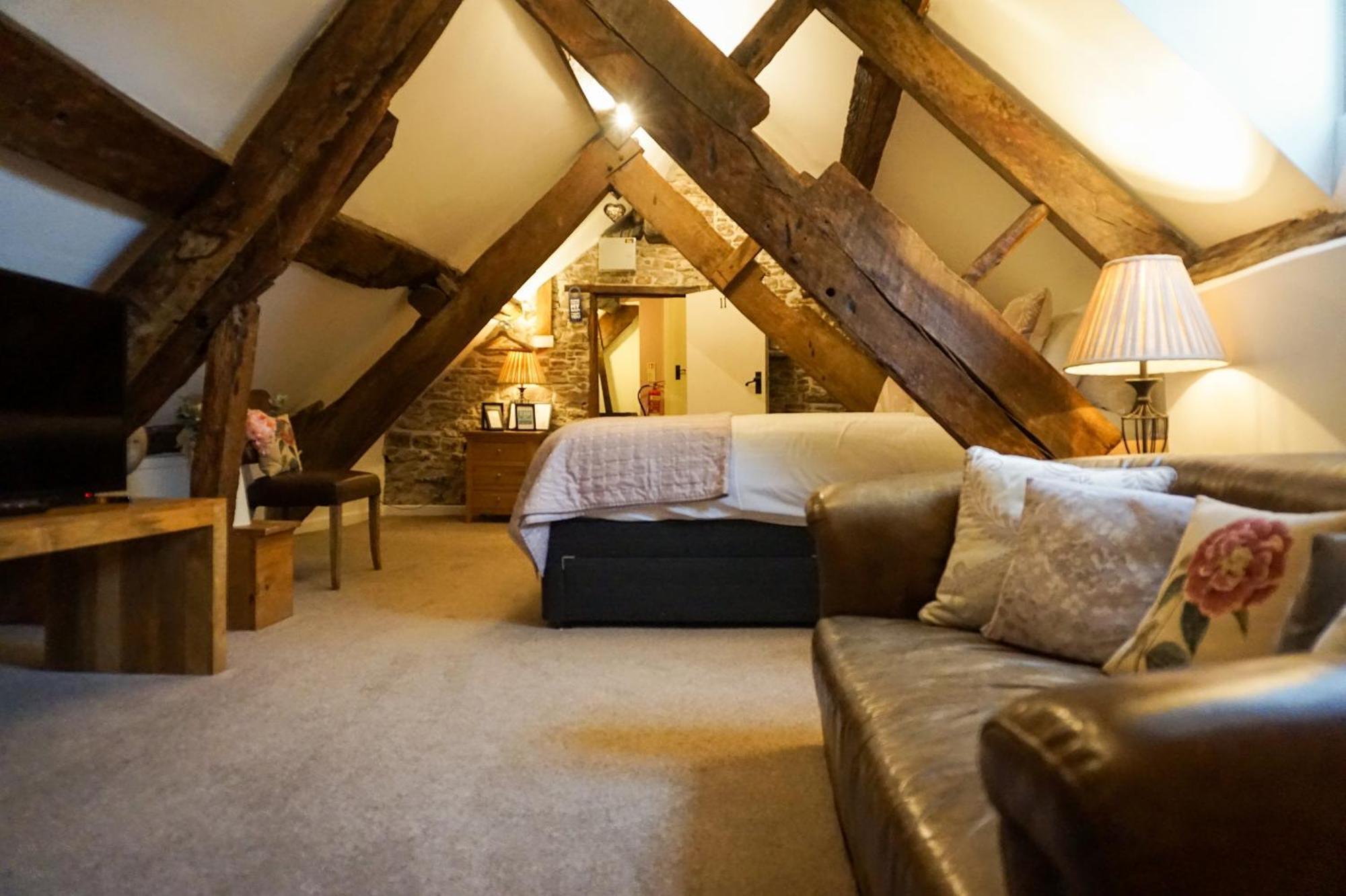 Kings Arms Hotel 애버게이브니 외부 사진