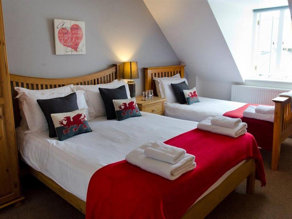 Kings Arms Hotel 애버게이브니 외부 사진