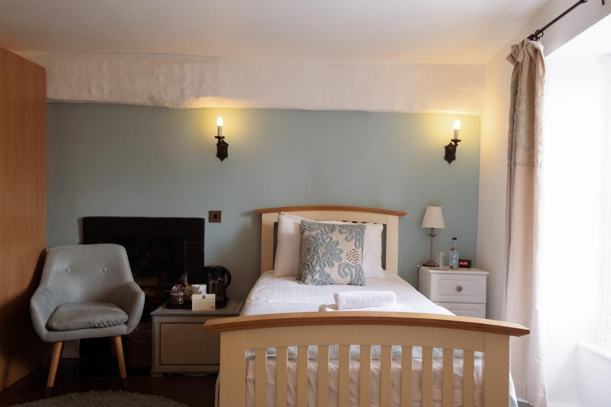 Kings Arms Hotel 애버게이브니 외부 사진