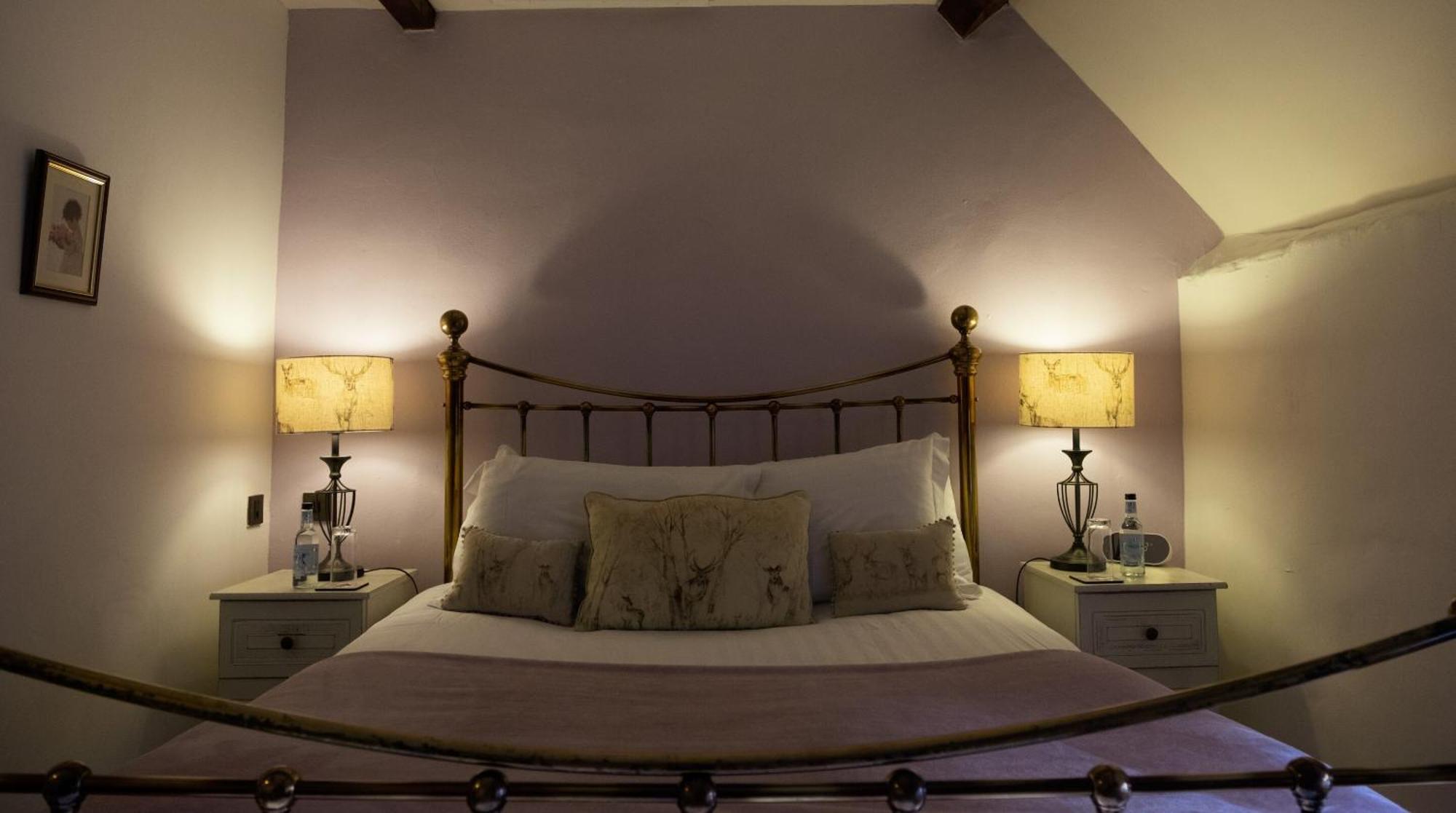 Kings Arms Hotel 애버게이브니 외부 사진