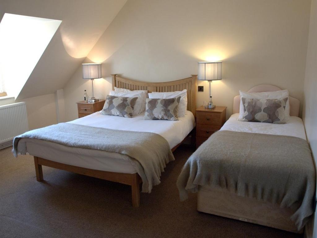 Kings Arms Hotel 애버게이브니 객실 사진