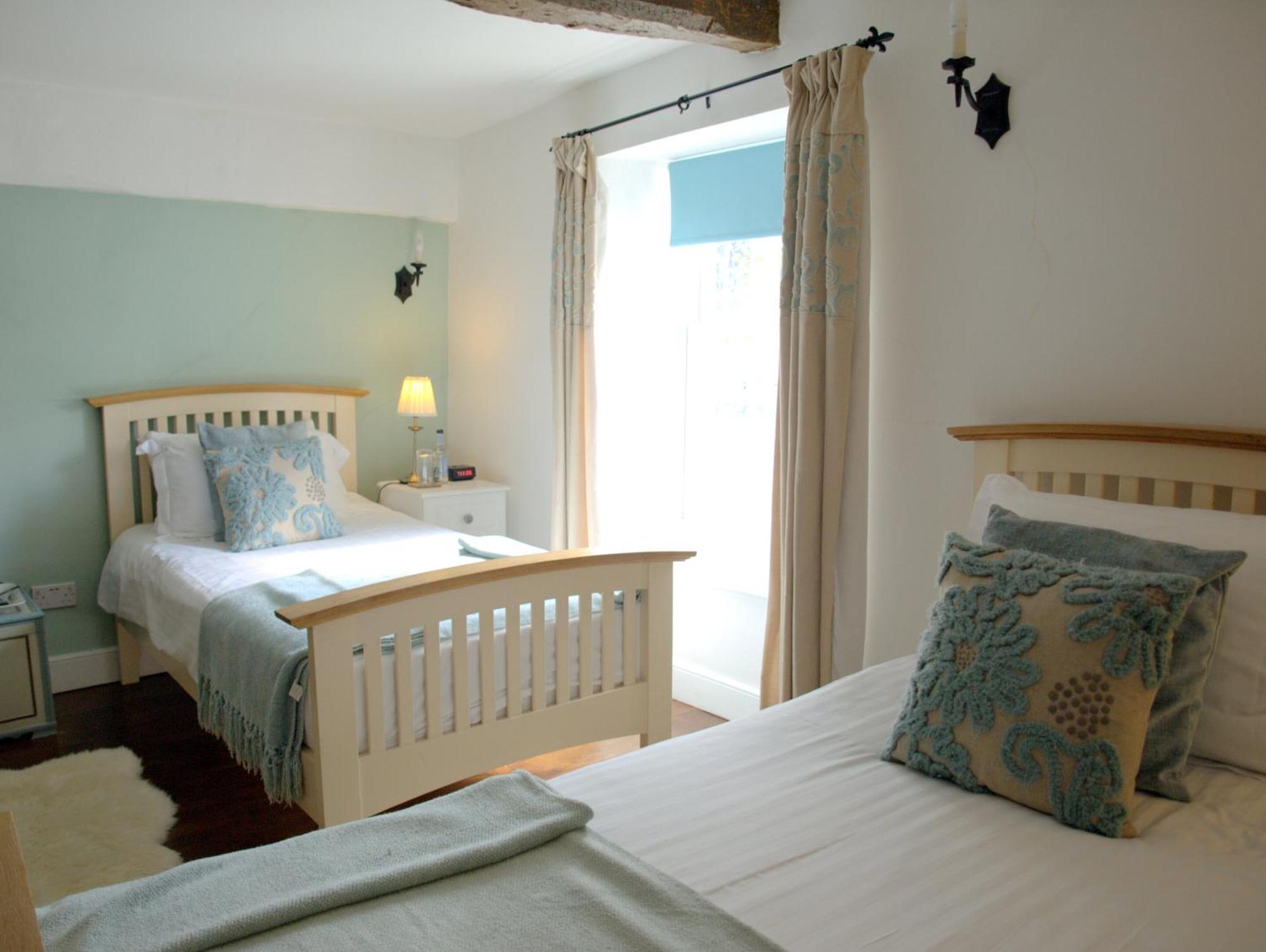 Kings Arms Hotel 애버게이브니 외부 사진