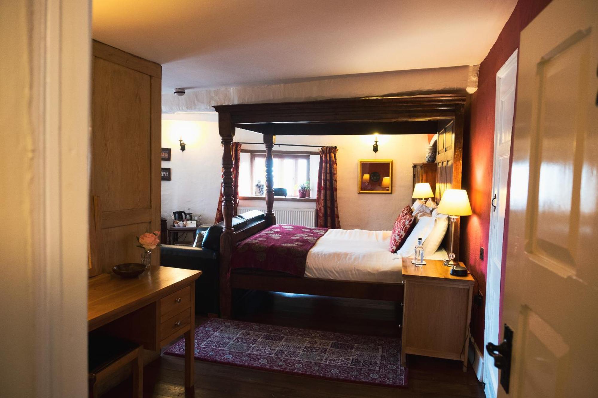 Kings Arms Hotel 애버게이브니 외부 사진