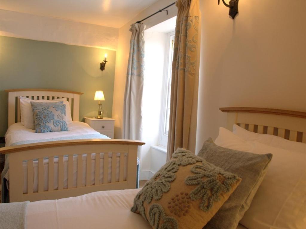 Kings Arms Hotel 애버게이브니 객실 사진