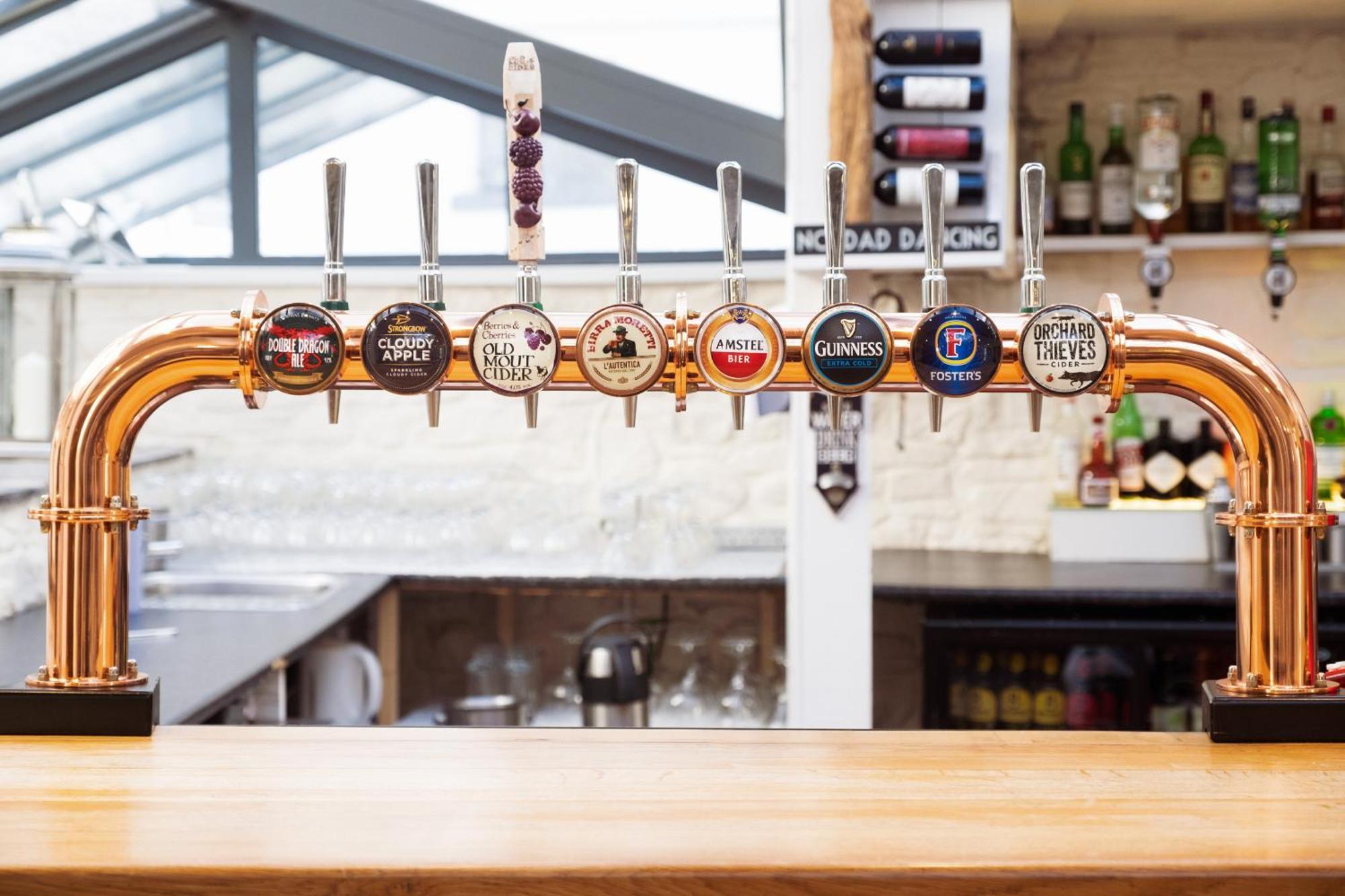 Kings Arms Hotel 애버게이브니 외부 사진