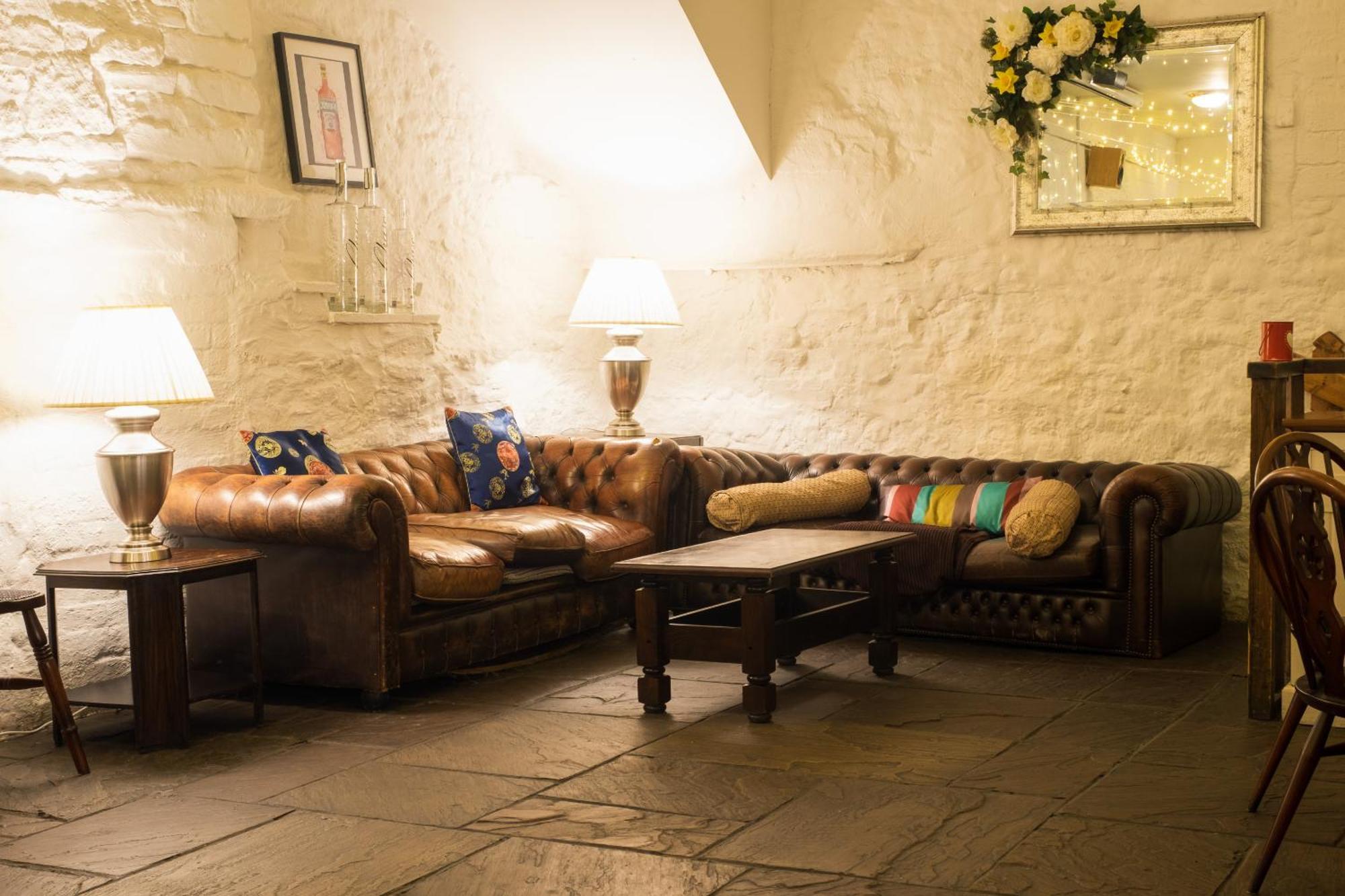Kings Arms Hotel 애버게이브니 외부 사진