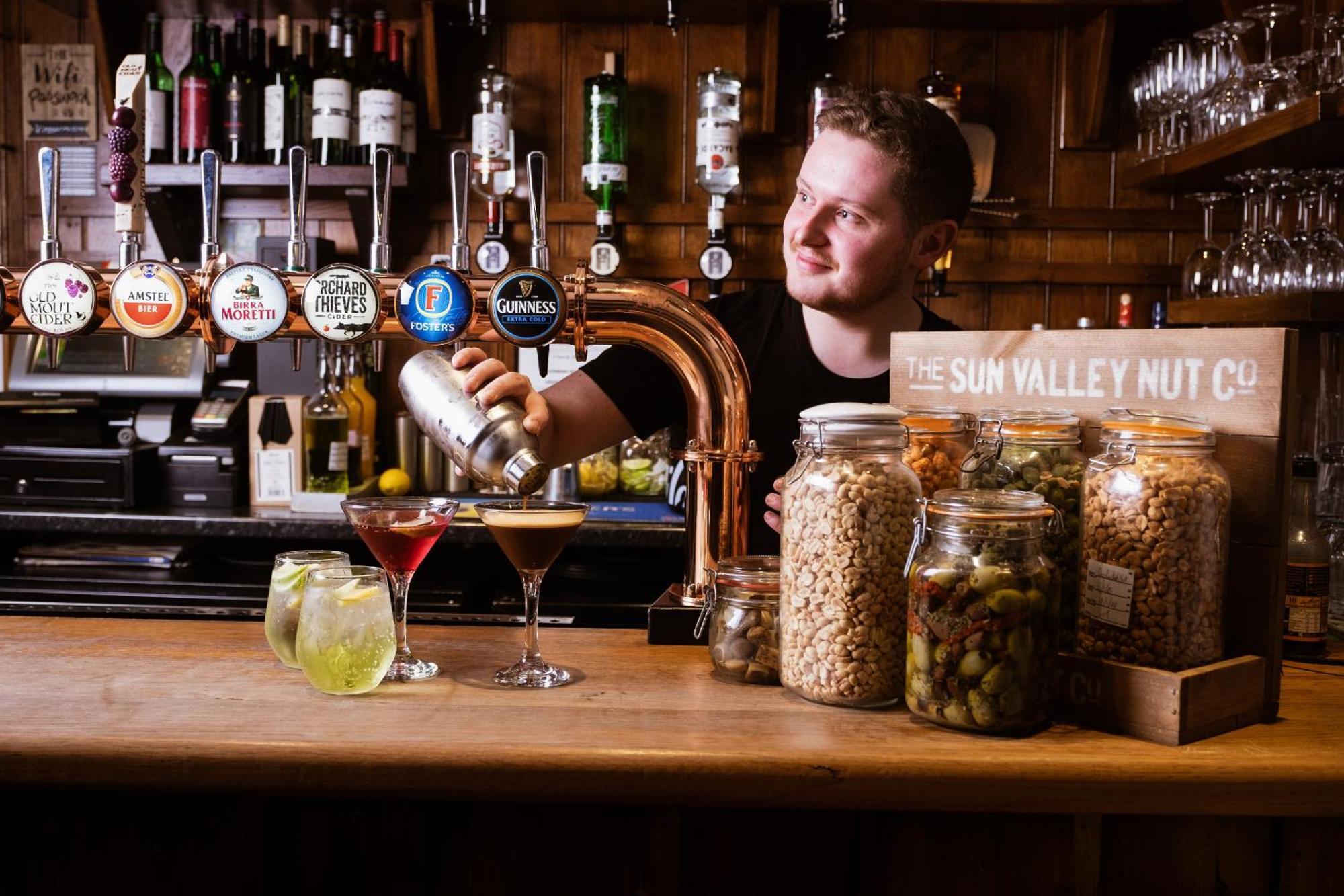 Kings Arms Hotel 애버게이브니 외부 사진