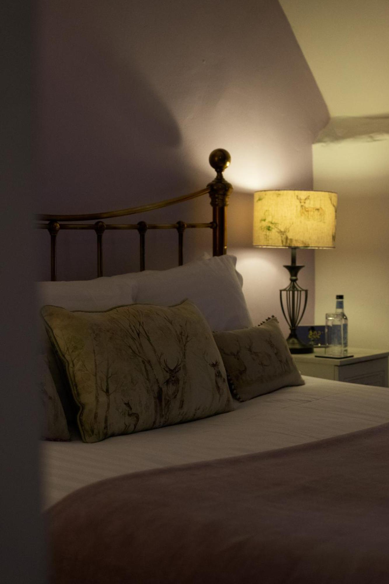 Kings Arms Hotel 애버게이브니 외부 사진