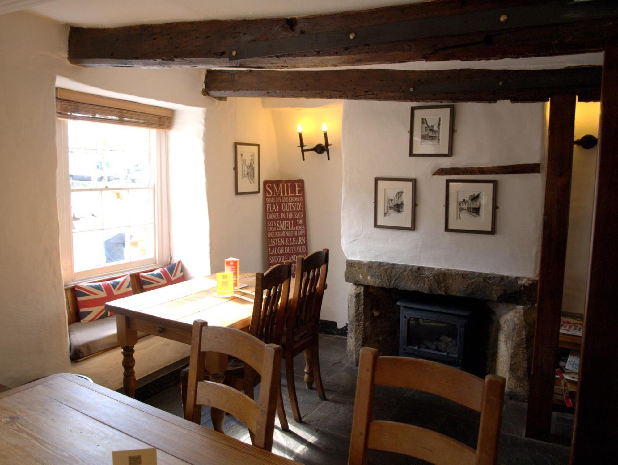 Kings Arms Hotel 애버게이브니 외부 사진